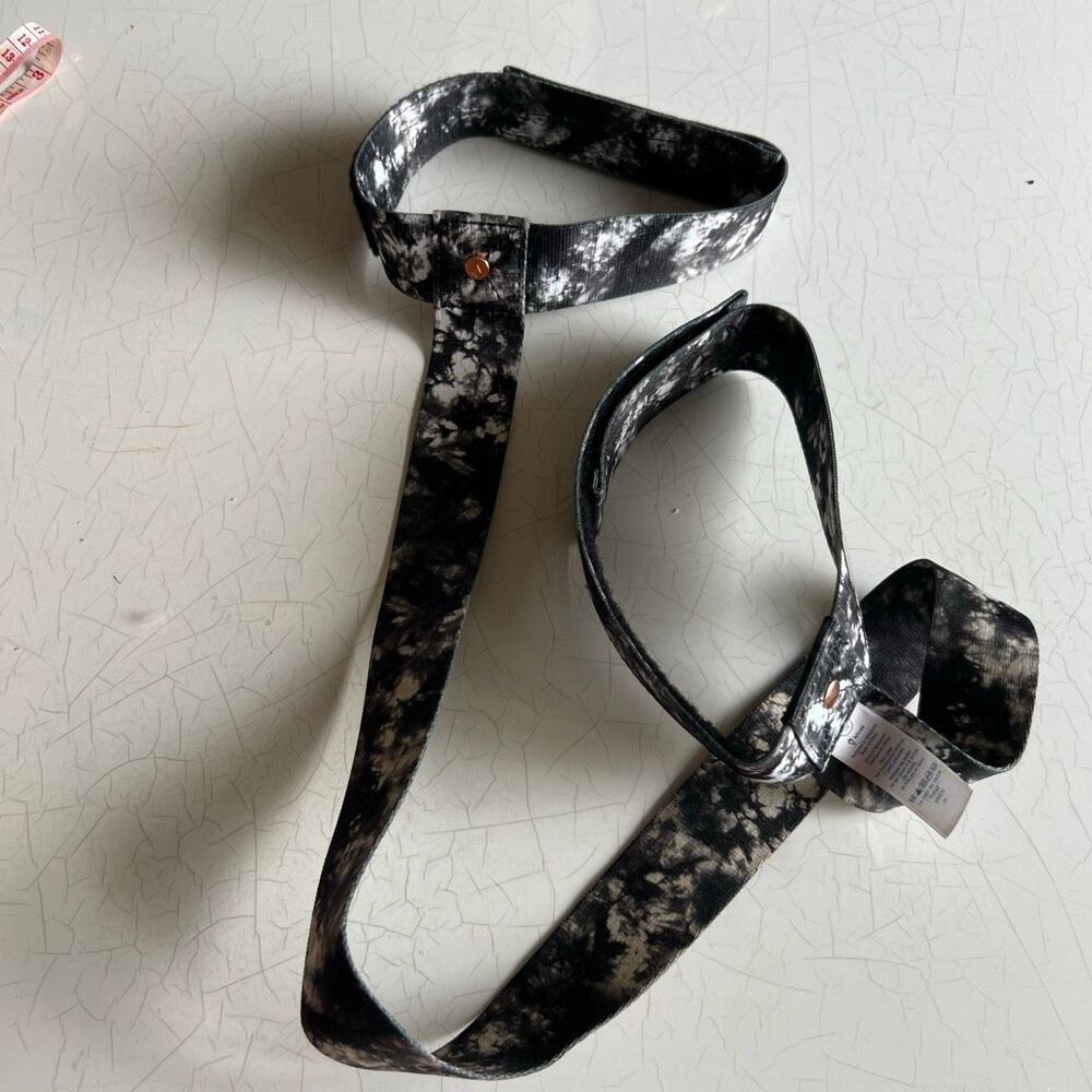 Ivivva (Lululemon) yoga mat strap marble print